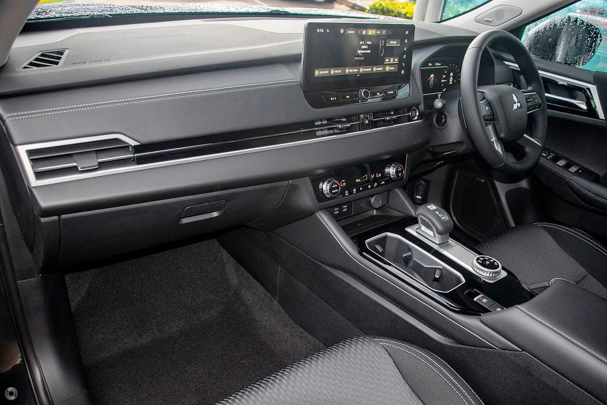 2025 Mitsubishi Outlander LS ZM