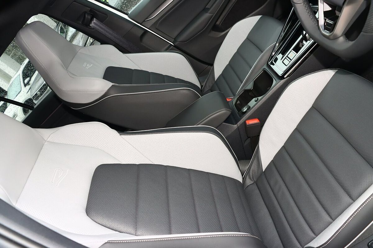 2025 Volkswagen Golf 110TSI R-Line 8.5