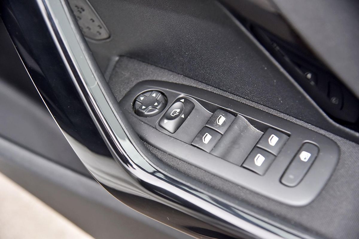 2014 Peugeot 208 Active A9