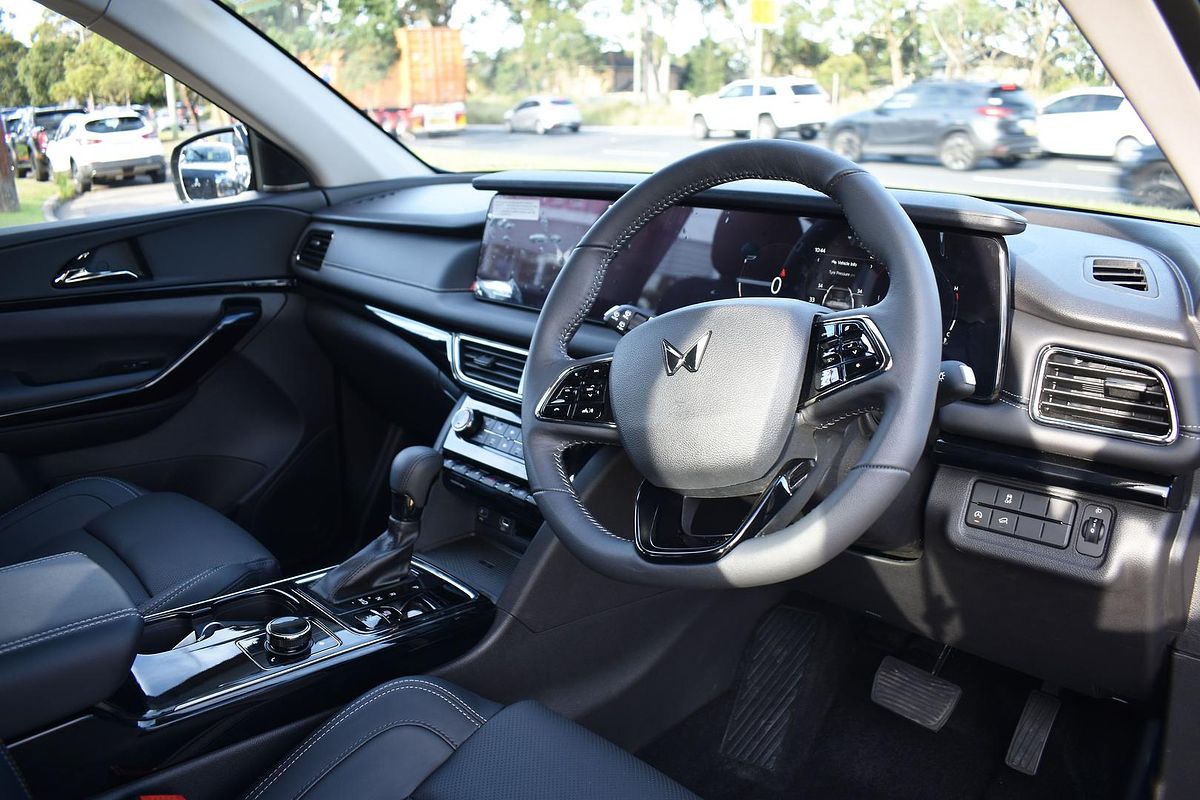 2025 Mahindra XUV700 AX7L