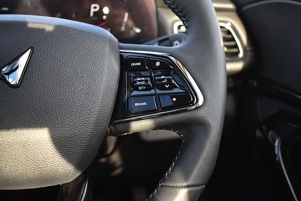 2025 Mahindra XUV700 AX7L