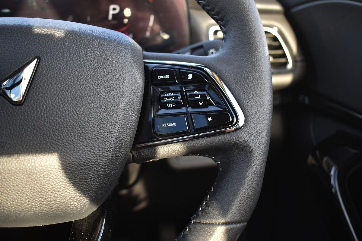 2025 Mahindra XUV700 AX7L