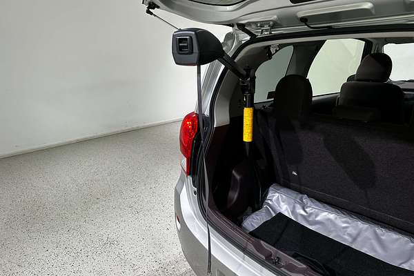 2015 Toyota porte (No Badge) NCP141