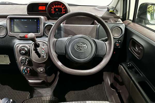 2015 Toyota porte (No Badge) NCP141