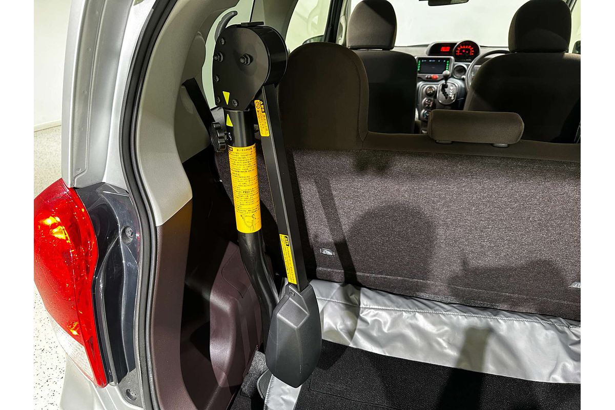 2015 Toyota porte (No Badge) NCP141
