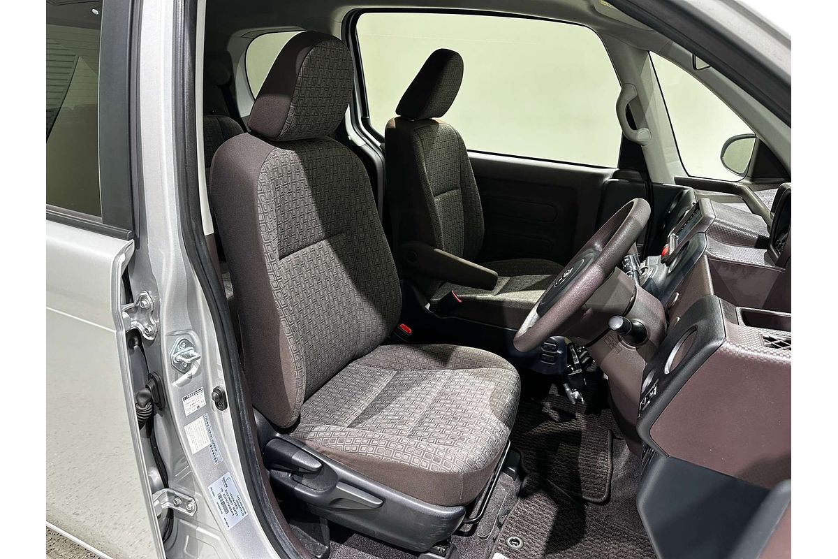 2015 Toyota porte (No Badge) NCP141