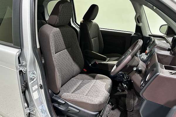 2015 Toyota porte (No Badge) NCP141