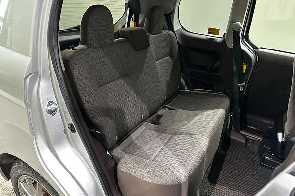 2015 Toyota porte (No Badge) NCP141