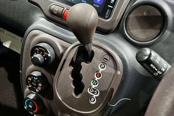 2015 Toyota porte (No Badge) NCP141