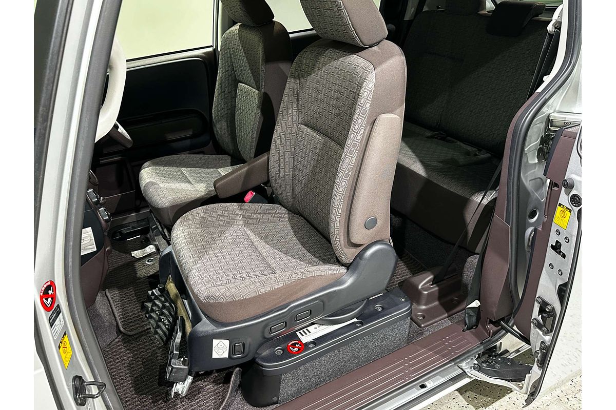 2015 Toyota porte (No Badge) NCP141