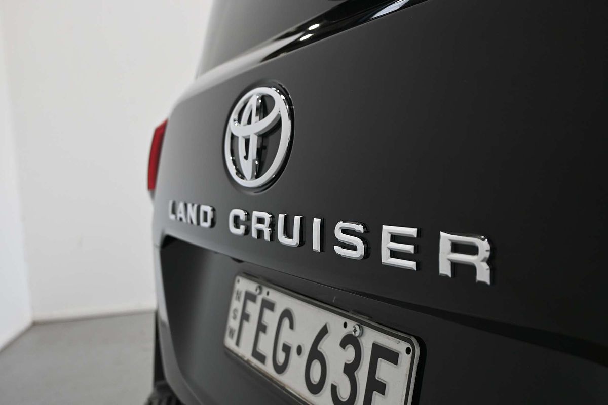2023 Toyota Landcruiser Sahara FJA300R