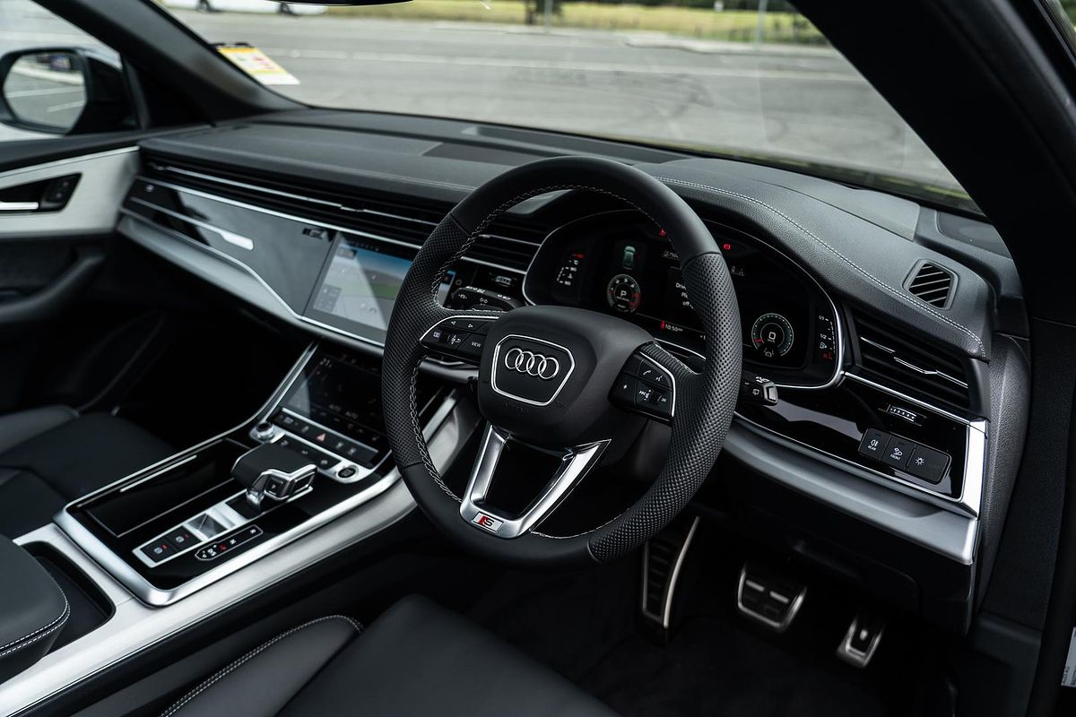 2025 Audi Q8 50 TDI S line F1