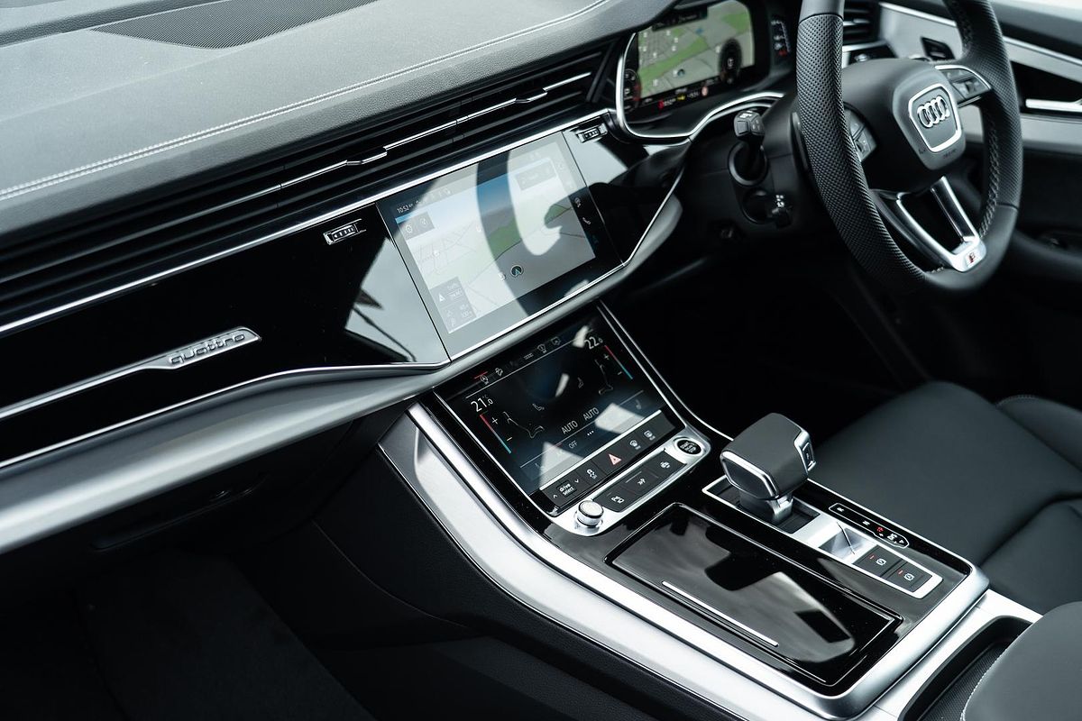 2025 Audi Q8 50 TDI S line F1
