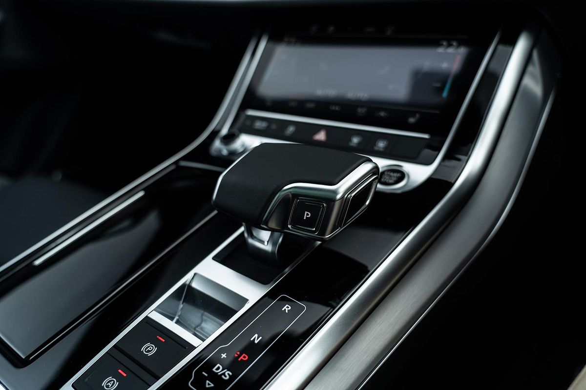 2025 Audi Q8 50 TDI S line F1