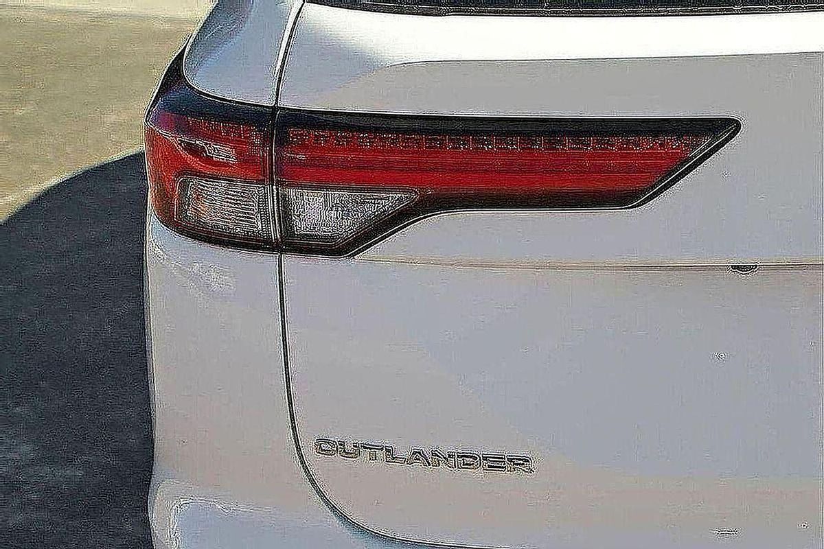 2022 Mitsubishi Outlander ES ZM