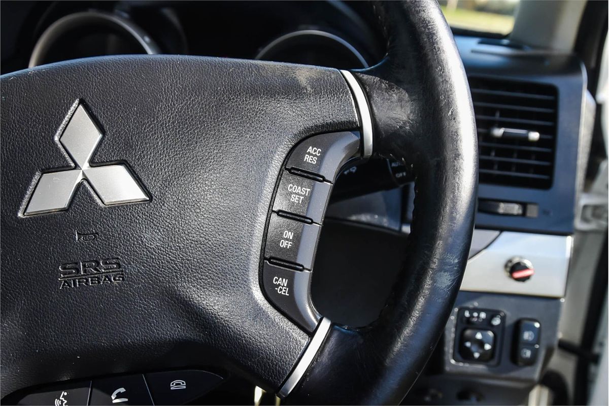 2014 Mitsubishi Pajero VR-X NW