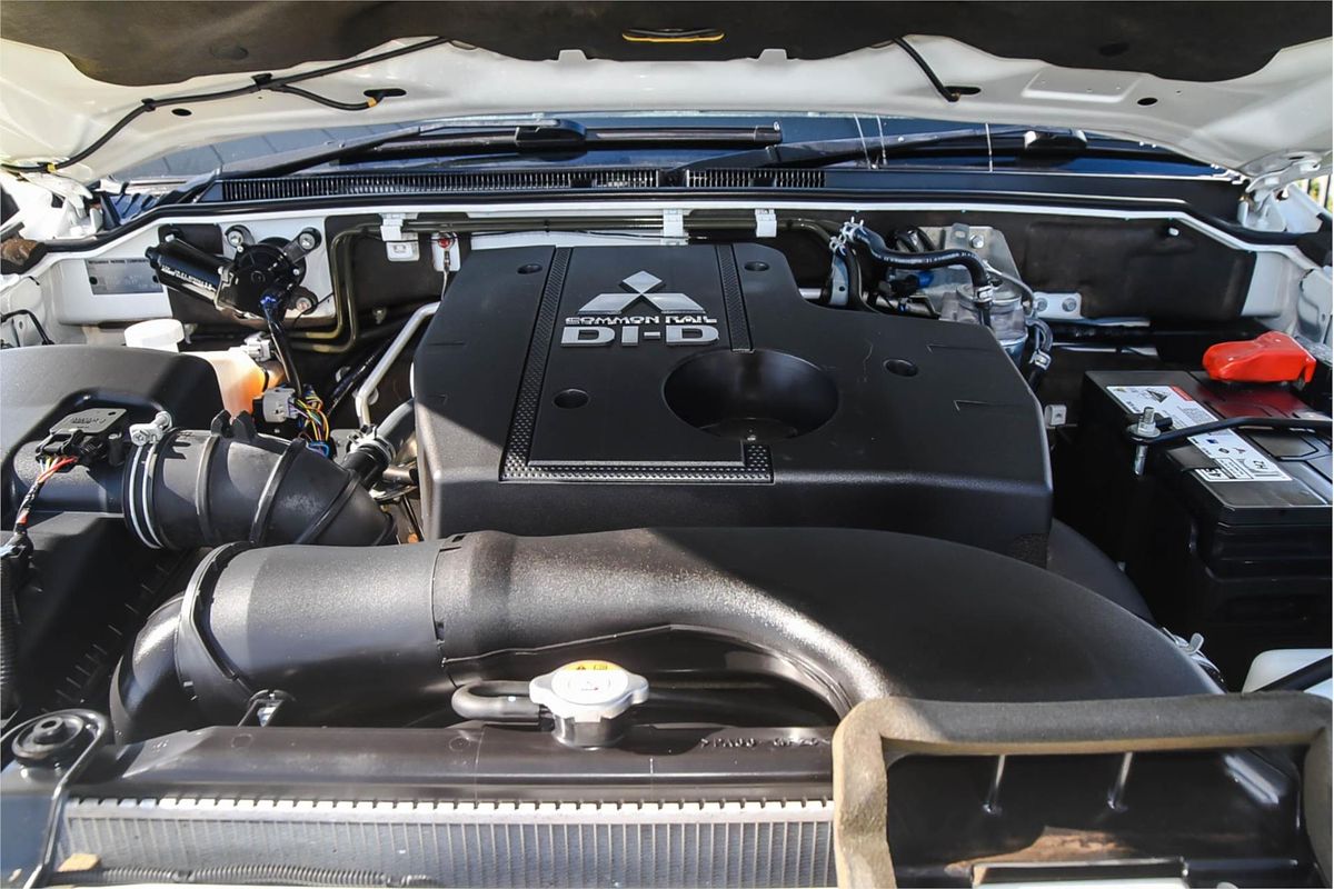 2014 Mitsubishi Pajero VR-X NW
