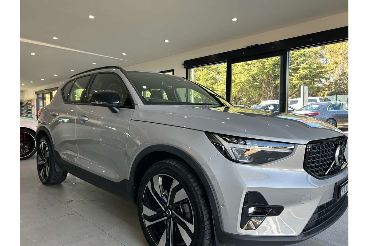 2022 Volvo XC40 Ultimate B5 Dark