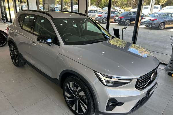 2022 Volvo XC40 Ultimate B5 Dark
