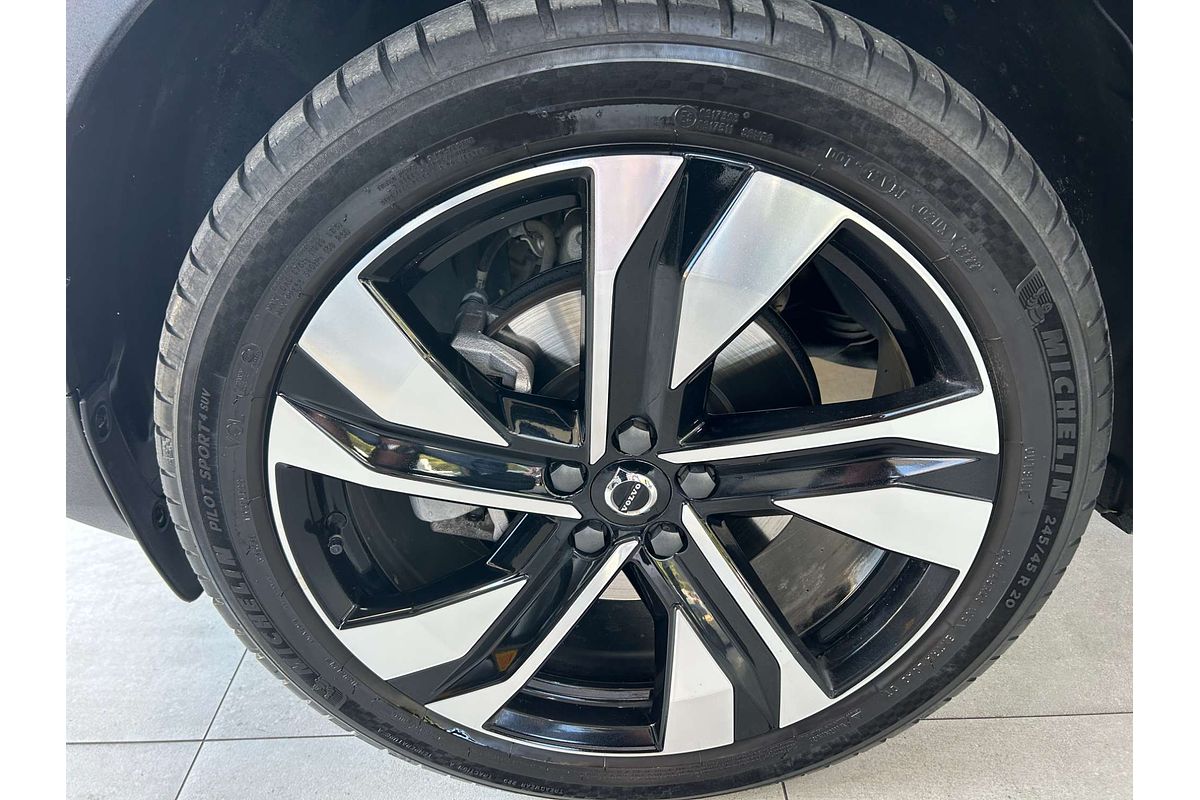 2022 Volvo XC40 Ultimate B5 Dark