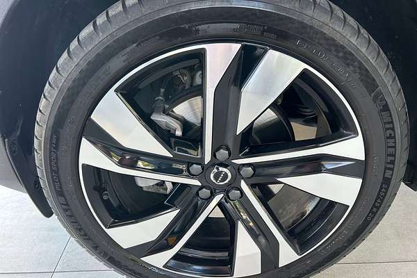 2022 Volvo XC40 Ultimate B5 Dark