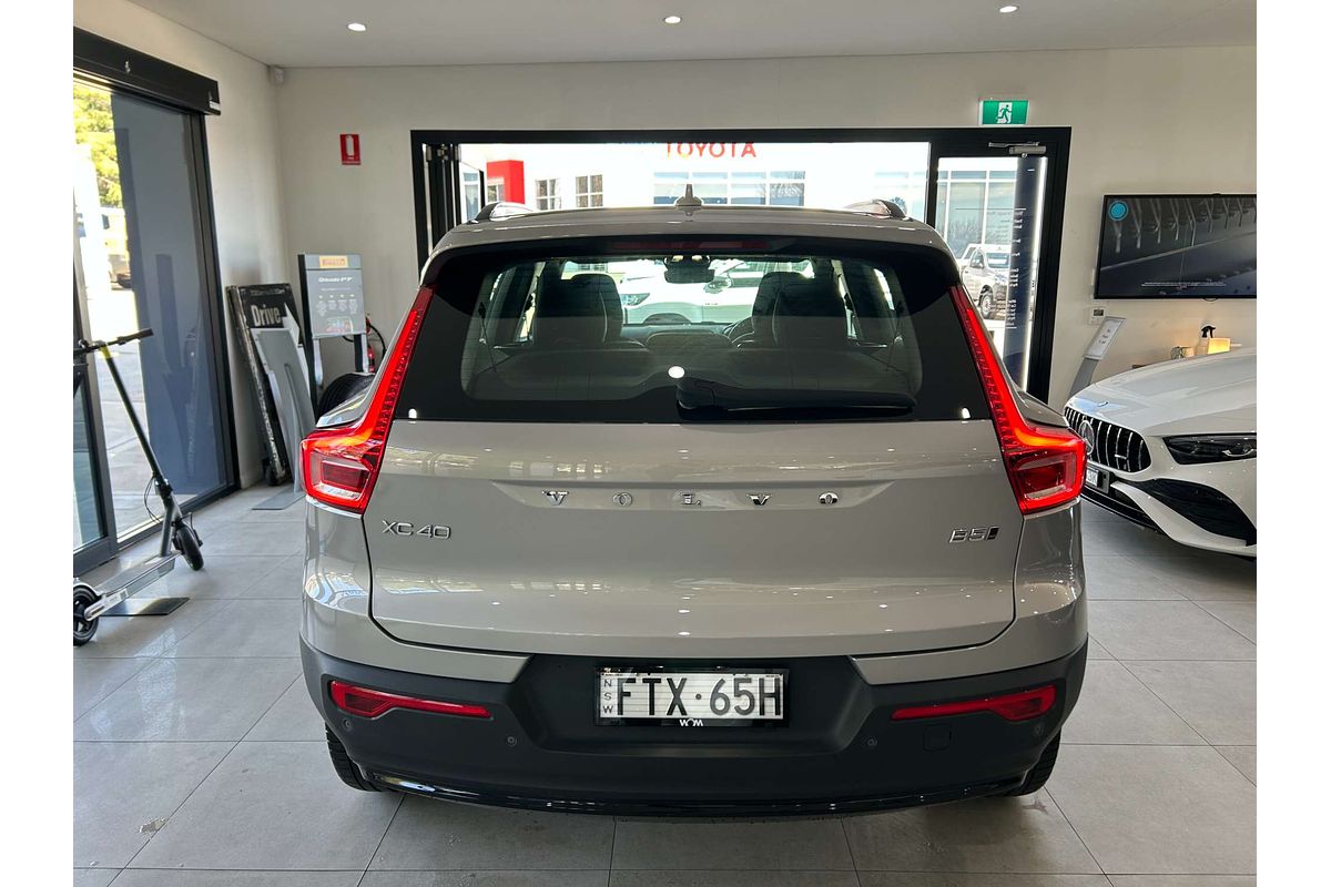 2022 Volvo XC40 Ultimate B5 Dark