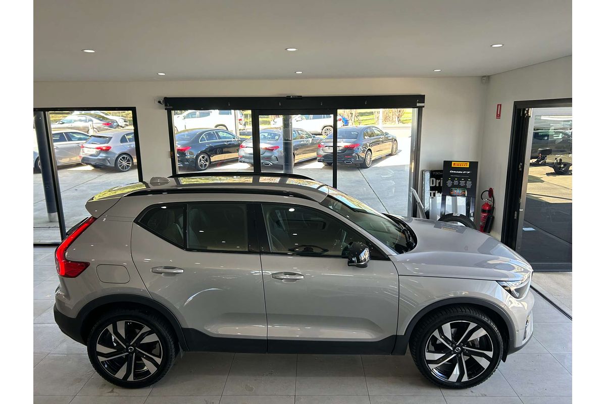 2022 Volvo XC40 Ultimate B5 Dark