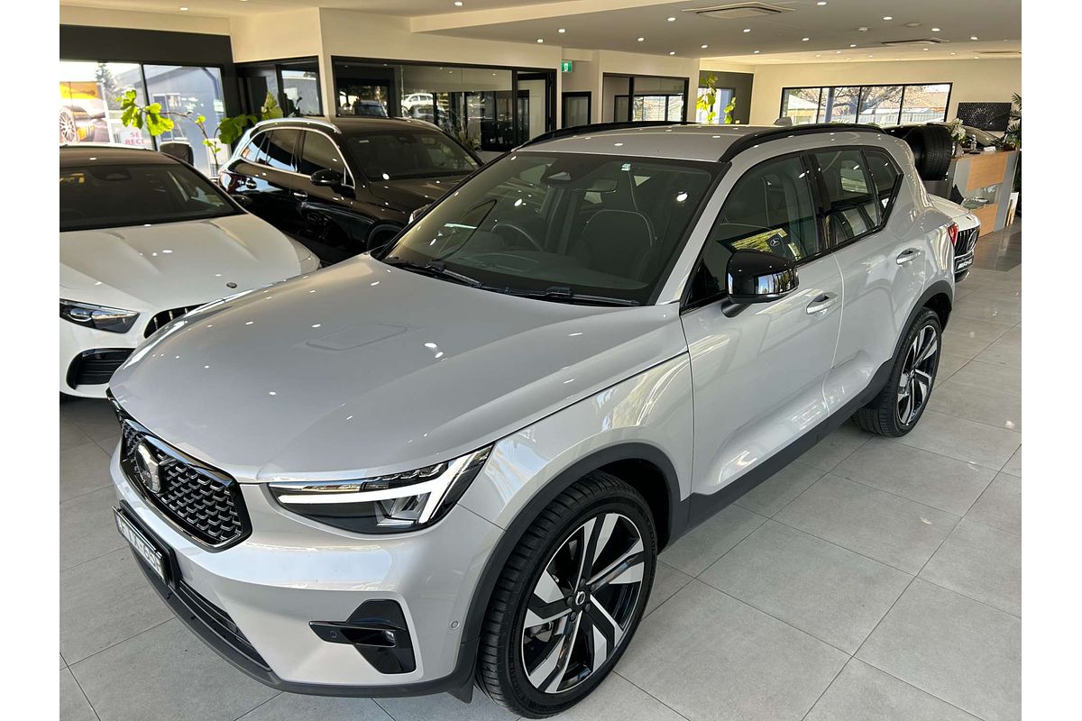 2022 Volvo XC40 Ultimate B5 Dark