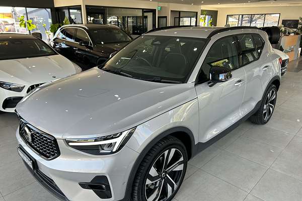 2022 Volvo XC40 Ultimate B5 Dark