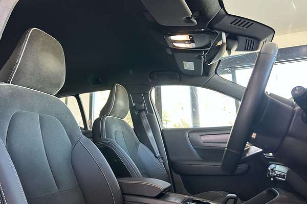 2022 Volvo XC40 Ultimate B5 Dark