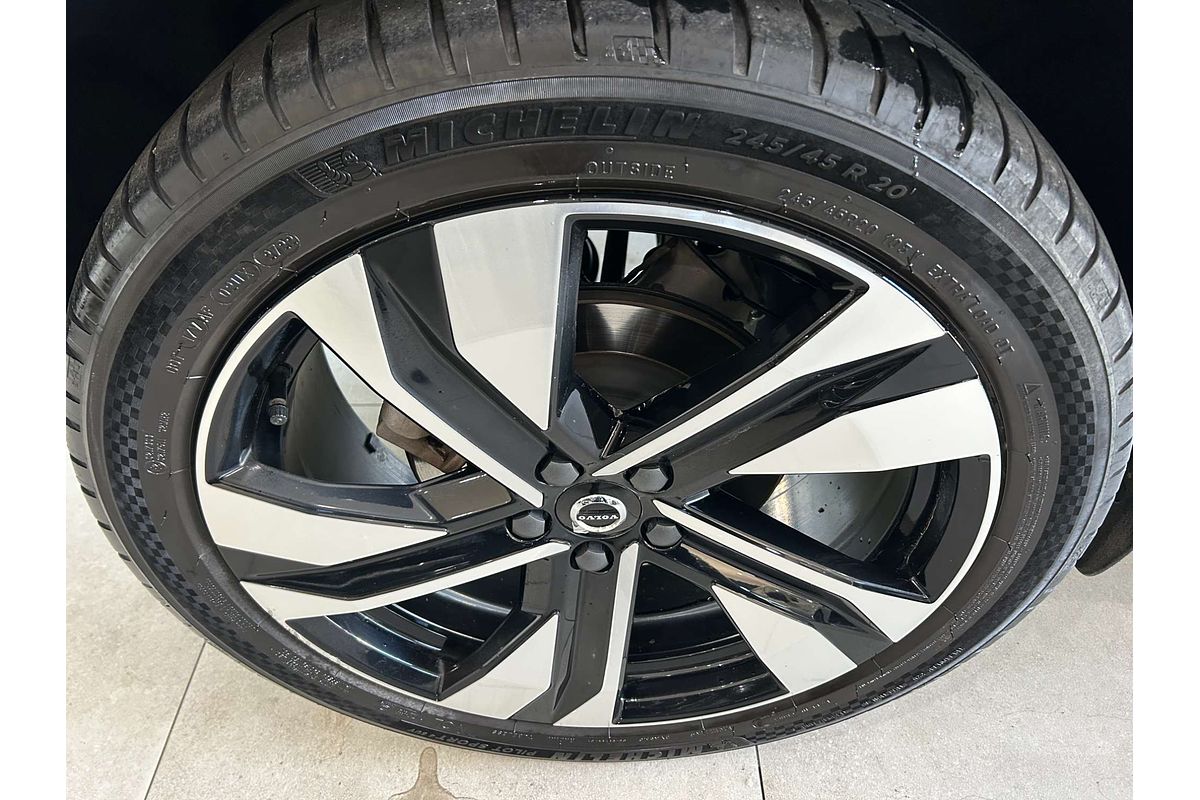 2022 Volvo XC40 Ultimate B5 Dark