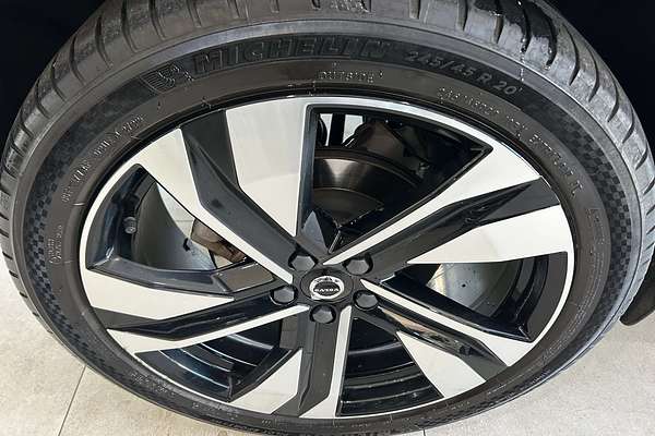 2022 Volvo XC40 Ultimate B5 Dark
