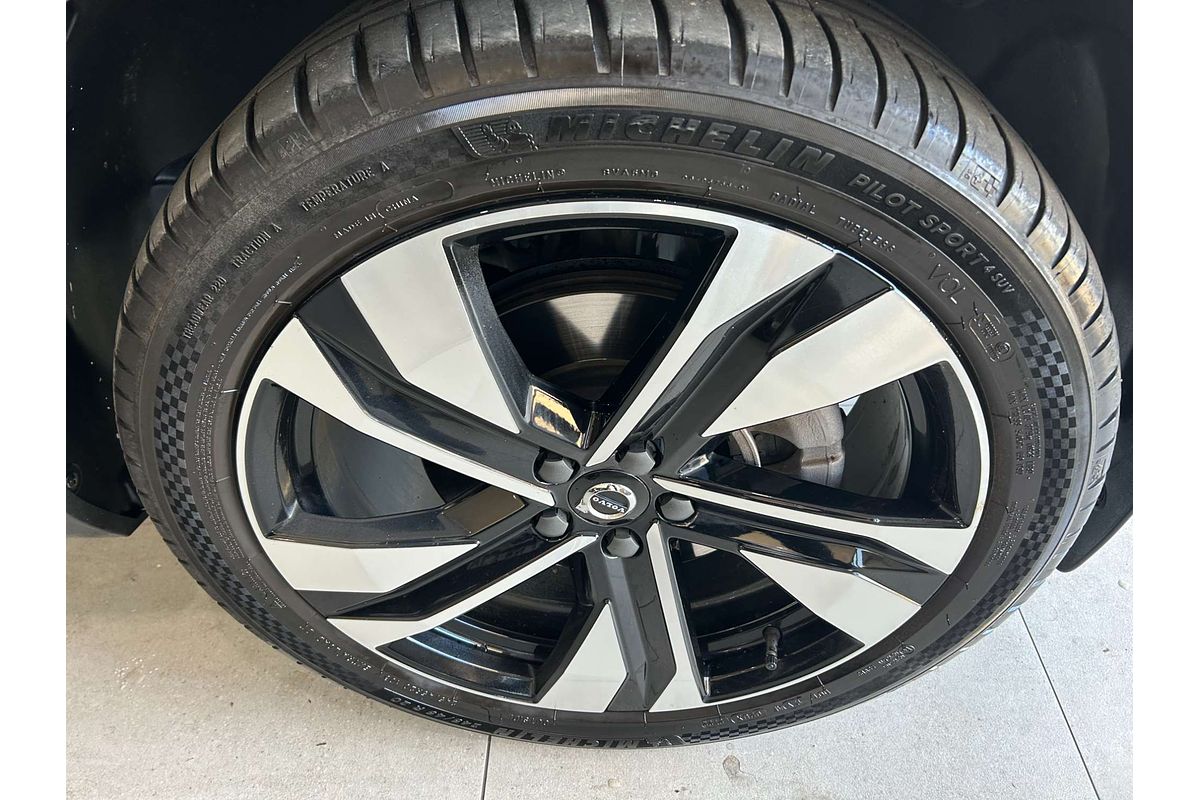2022 Volvo XC40 Ultimate B5 Dark