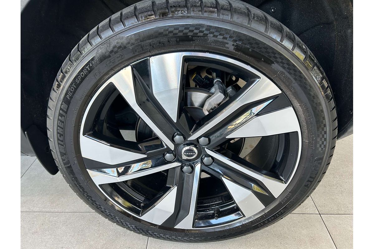 2022 Volvo XC40 Ultimate B5 Dark