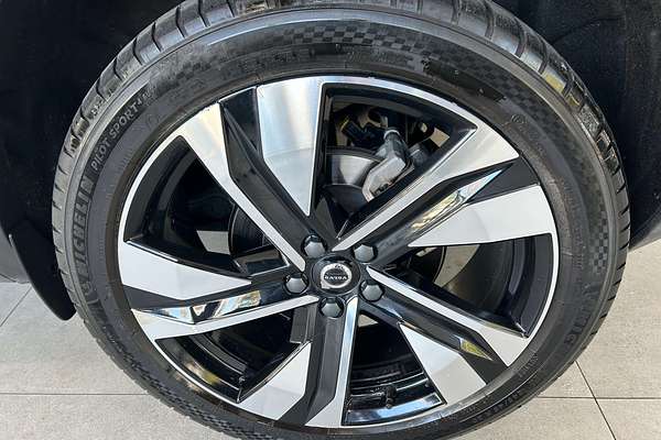 2022 Volvo XC40 Ultimate B5 Dark