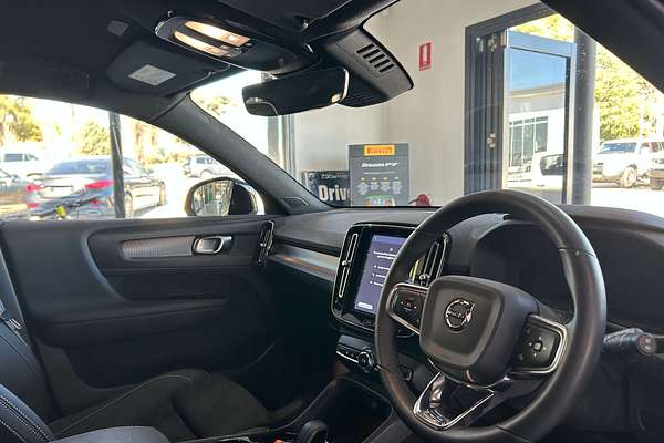2022 Volvo XC40 Ultimate B5 Dark