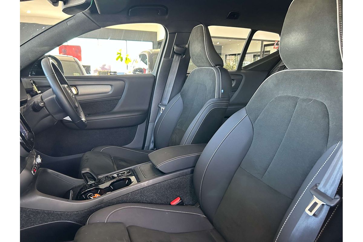 2022 Volvo XC40 Ultimate B5 Dark