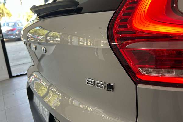 2022 Volvo XC40 Ultimate B5 Dark