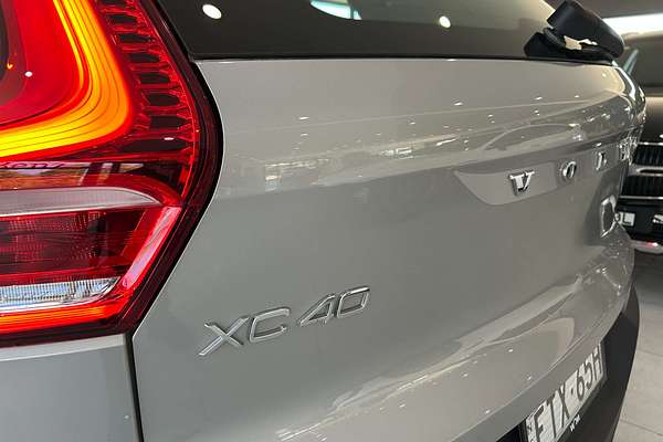 2022 Volvo XC40 Ultimate B5 Dark