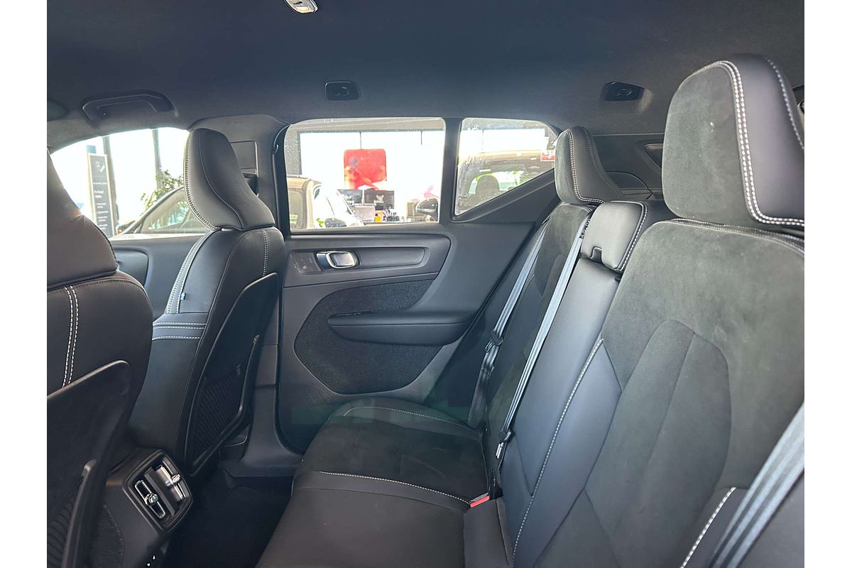 2022 Volvo XC40 Ultimate B5 Dark
