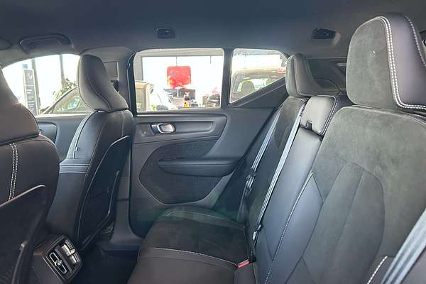 2022 Volvo XC40 Ultimate B5 Dark