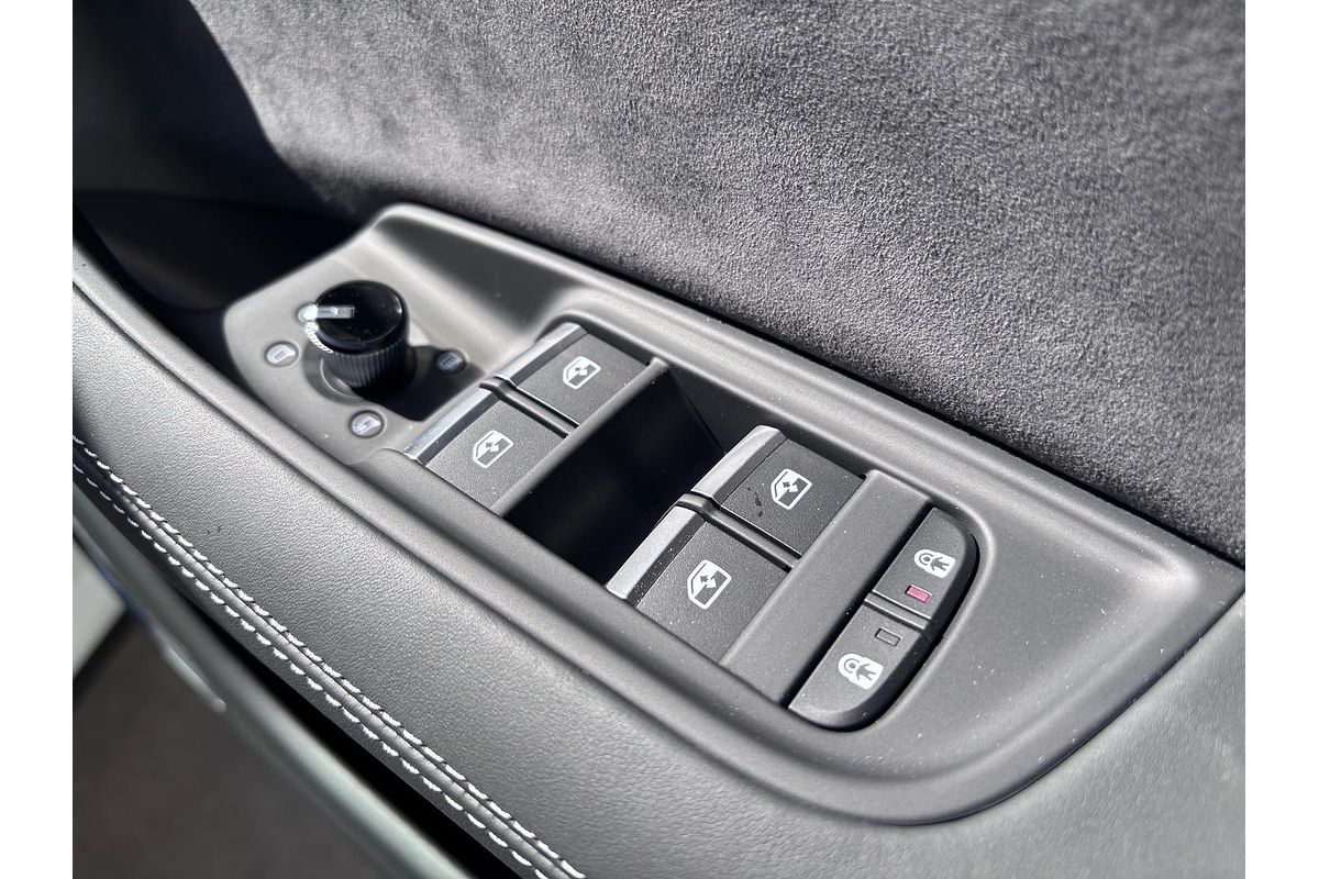 2025 Audi Q8 50 TDI S line F1