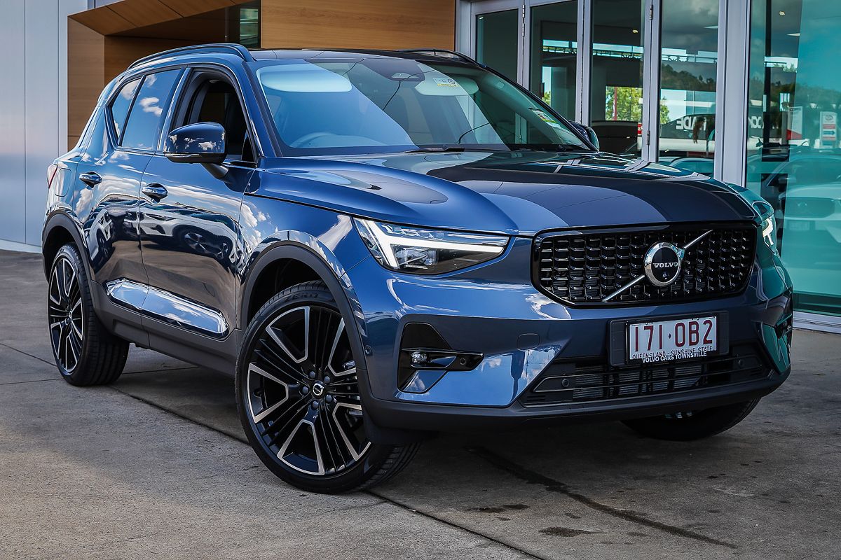 2025 Volvo XC40 Ultra B4 Dark