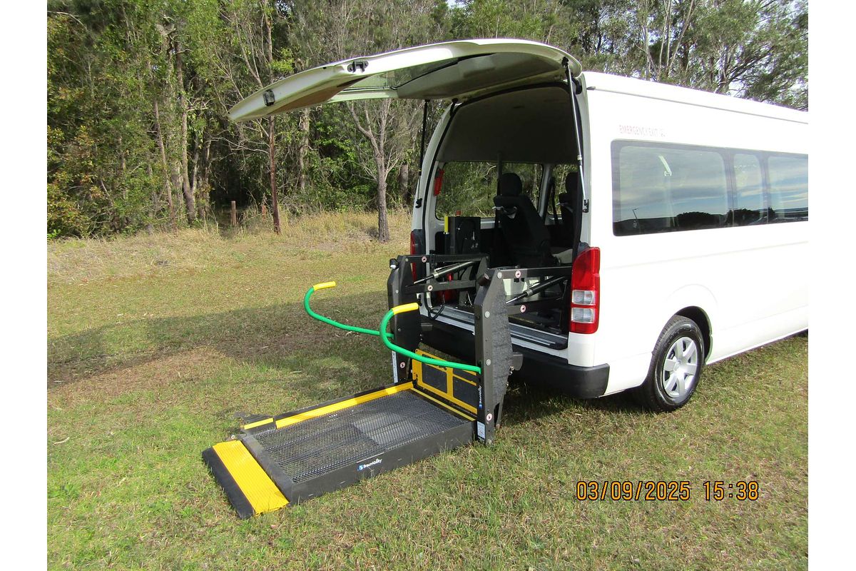 2017 Toyota Hiace Commuter KDH223R