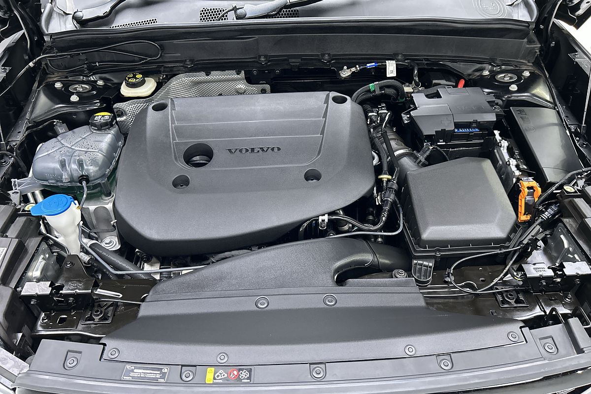 2022 Volvo XC40 Ultimate B5 Dark