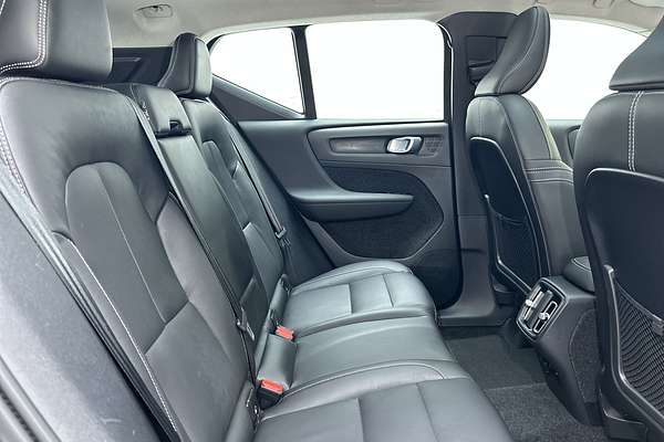 2022 Volvo XC40 Ultimate B5 Dark
