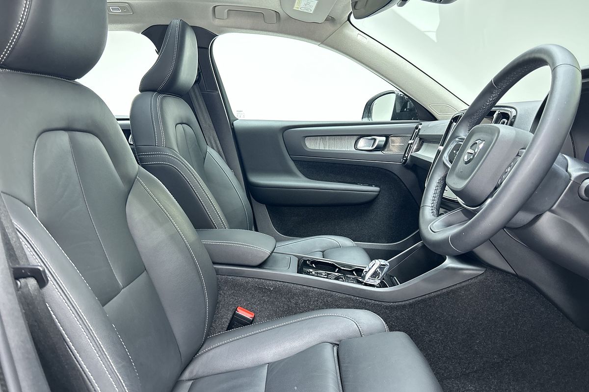 2022 Volvo XC40 Ultimate B5 Dark
