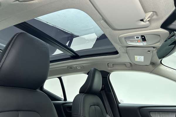 2022 Volvo XC40 Ultimate B5 Dark