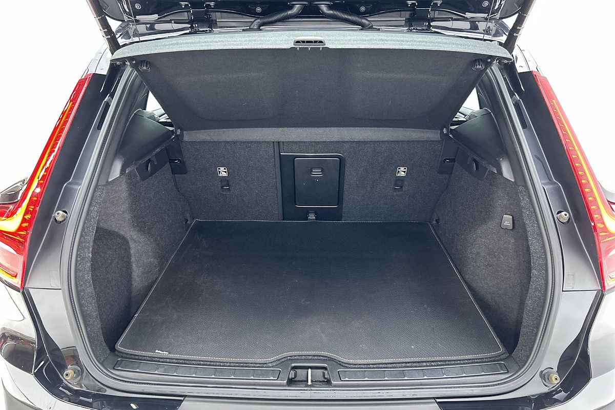 2022 Volvo XC40 Ultimate B5 Dark
