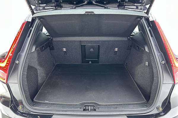 2022 Volvo XC40 Ultimate B5 Dark